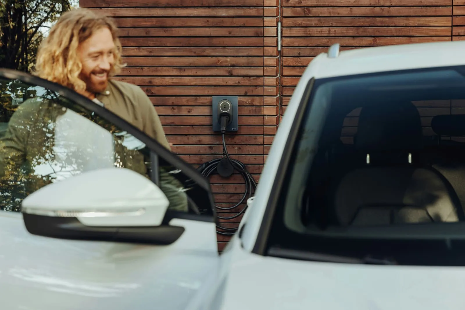 Técnico junto a un coche blanco tras una instalación
