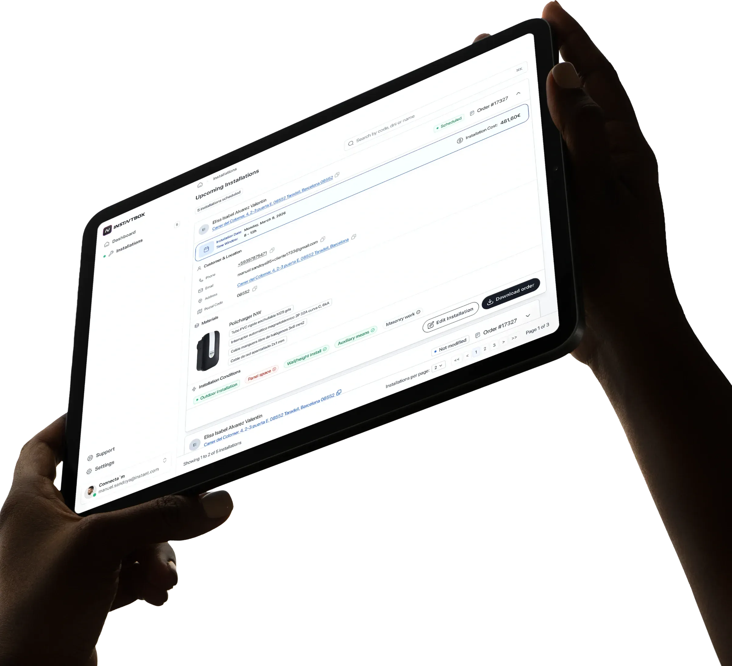 Manos sosteniendo una tablet con el panel de instalaciones de instantTech